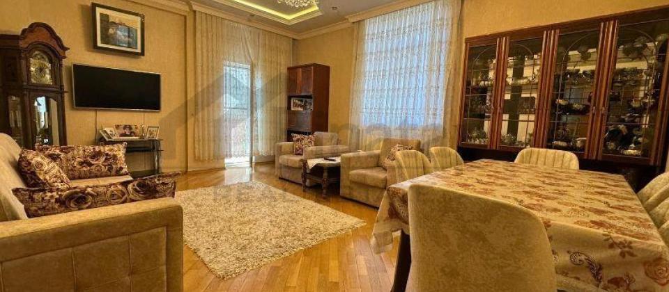 Qelebe dairesi, Baku Mall ve İnşaatçilar m/s yaxin 3 otaqli menzil satilir/140 kv.m.