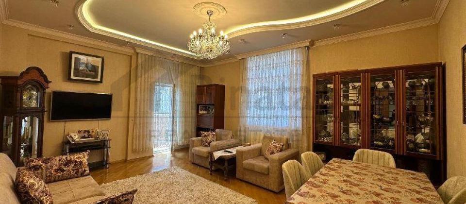 Qelebe dairesi, Baku Mall ve İnşaatçilar m/s yaxin 3 otaqli menzil satilir/140 kv.m. - 2