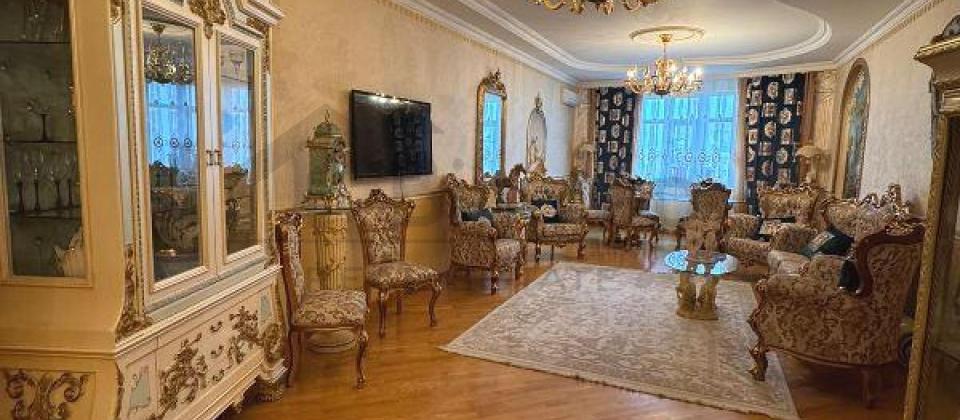 BDU ve Elmler Akademiyasi m/s yaxin 4 otaqli menzil satilir/185 kv.m.