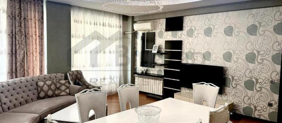 Sherq bazarinin yani, 28 May m/s yaxin 3 otaqli menzil satilir/170 kv.m. - 2