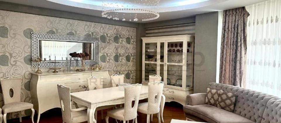 Sherq bazarinin yani, 28 May m/s yaxin 3 otaqli menzil satilir/170 kv.m.