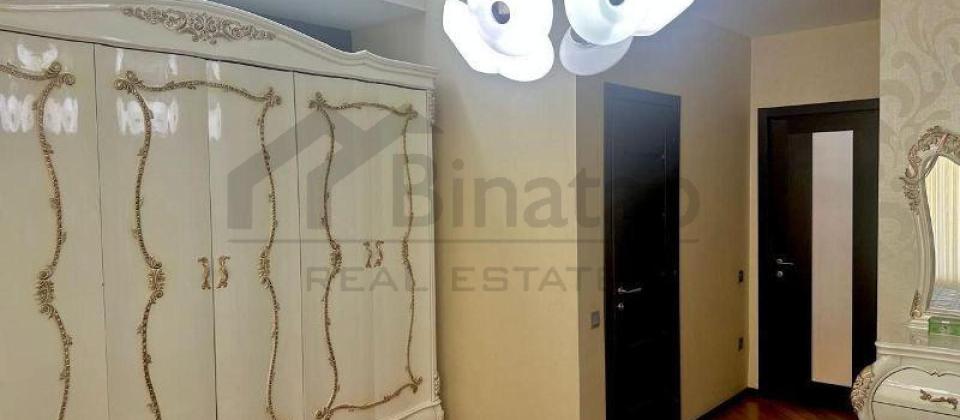 Sherq bazarinin yani, 28 May m/s yaxin 3 otaqli menzil satilir/170 kv.m. - 6