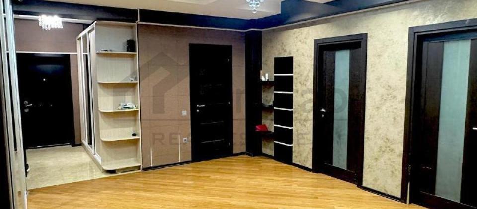 Sherq bazarinin yani, 28 May m/s yaxin 3 otaqli menzil satilir/170 kv.m. - 11