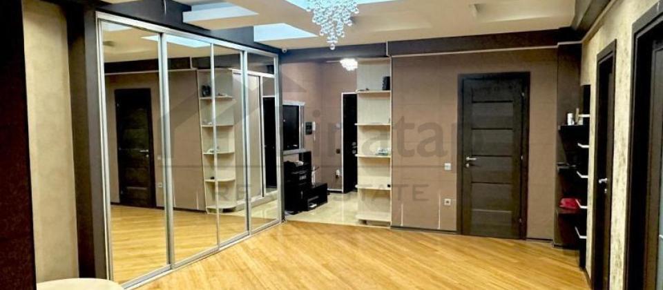 Sherq bazarinin yani, 28 May m/s yaxin 3 otaqli menzil satilir/170 kv.m. - 12