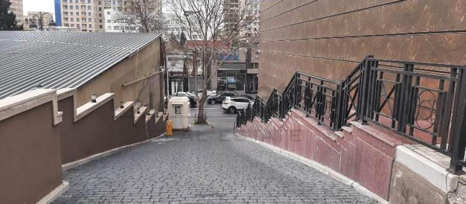 Hesen Eliyev kuçesi (İnqlab), Tibb Universitetine yaxin 3 otaqli menzil satilir/125 kv.m. - 10