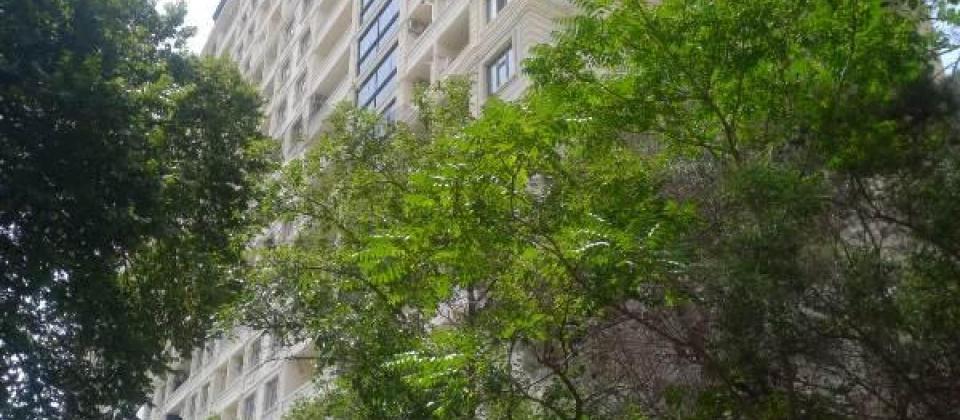 Heyder Eliyev merkezinin yaninda 2 otaqli menzil satilir/118 kv.m.
