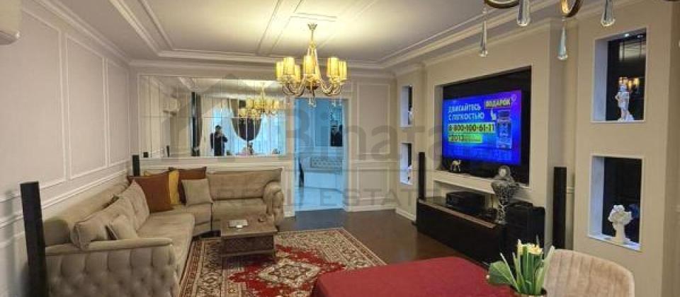 Yashil Ada ushaq bagchasinin yani, 8 Noyabr m/s yaxin 3 otaqli menzil satilir/134 kv.m. - 2