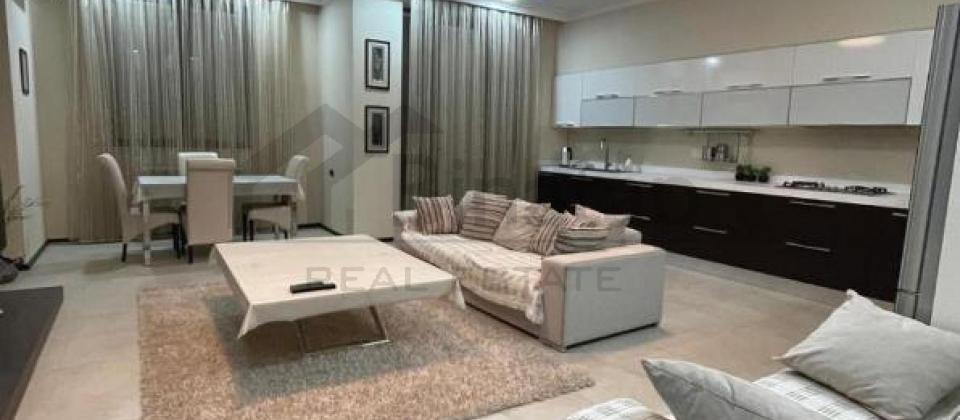 Kooperasiya Universiteti ve Cidir meydaninin yaninda 4 otaqli menzil satilir/240 kv.m.