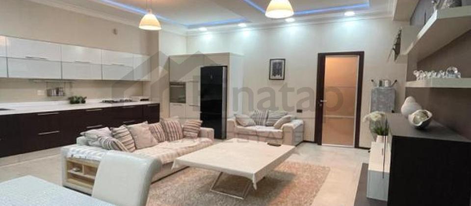 Kooperasiya Universiteti ve Cidir meydaninin yaninda 4 otaqli menzil satilir/240 kv.m. - 2