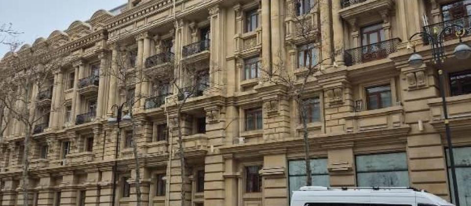 Park Bulvarla uzbe uz 3 otaqli menzil kiraye verilir/100 kv.m.