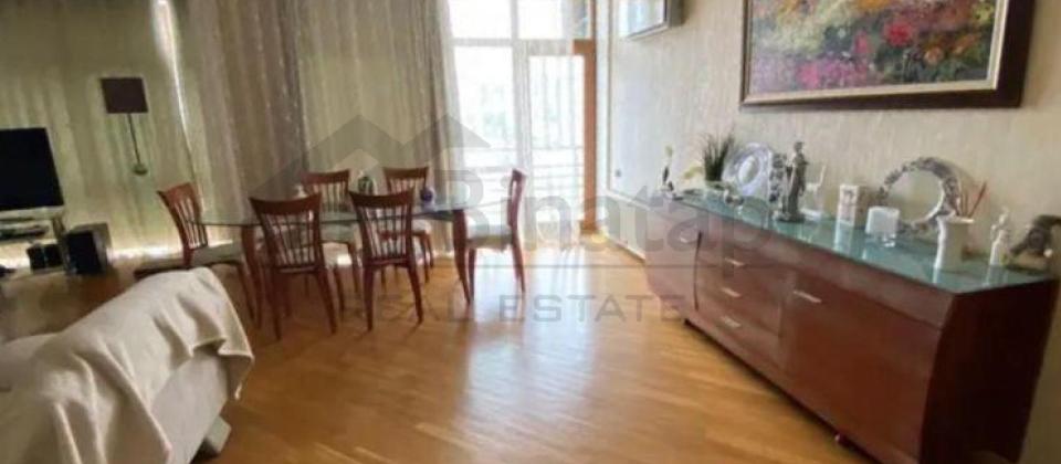 Xarici Diller Universitetinin yani, Heyder Eliyev sarayina yaxin 3 otaqli menzil satilir/130 kv.m. - 2