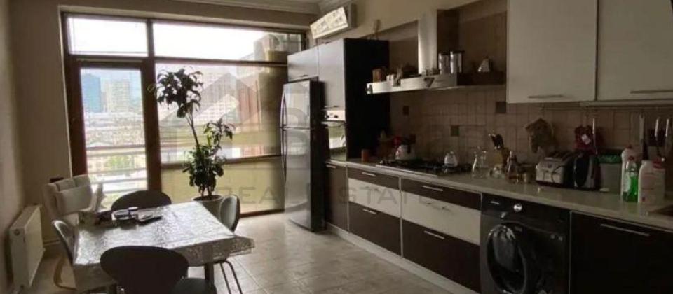 Xarici Diller Universitetinin yani, Heyder Eliyev sarayina yaxin 3 otaqli menzil satilir/130 kv.m. - 10