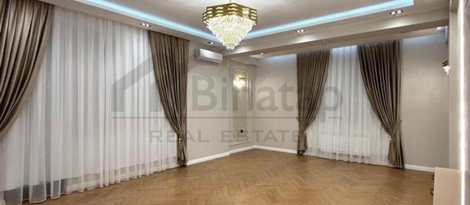 Dede Qorqud parkinin yani, Genclik ve 28 May m/s yaxin 3 otaqli menzil satilir/132 kv.m.