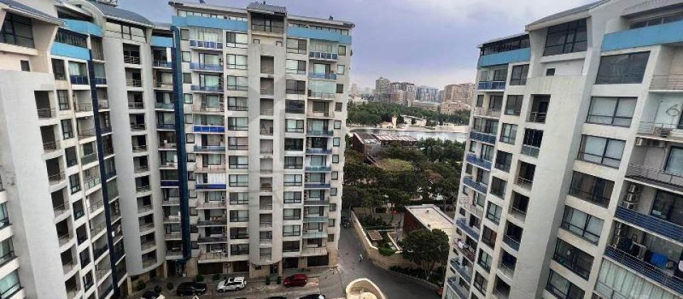 Zoopark ve Dede Qorqud parkinin yaninda 3 otaqli menzil satilir/160 kv.m.