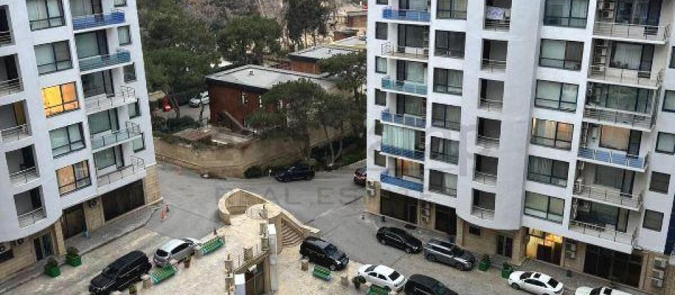 Zoopark ve Dede Qorqud parkinin yaninda 3 otaqli menzil satilir/160 kv.m. - 2