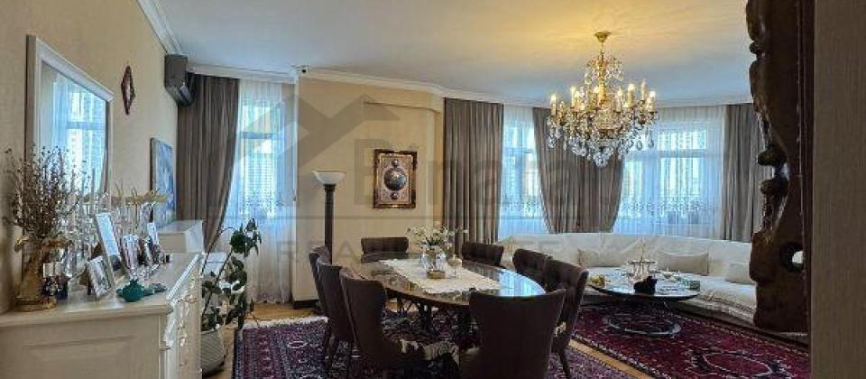 Statistika Komitesinin arxasi, E.Akademiyasi ve Nizami m/s yaxin 3 otaqli menzil satilir/150 kv.m.