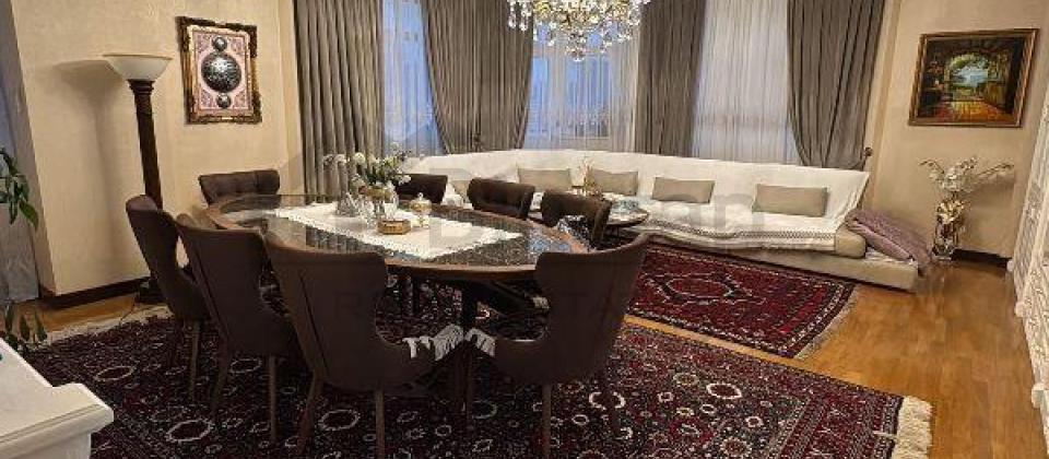 Statistika Komitesinin arxasi, E.Akademiyasi ve Nizami m/s yaxin 3 otaqli menzil satilir/150 kv.m. - 2