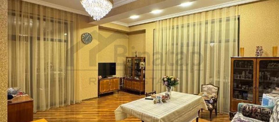 Nesimi bazarinin yani, 28 May ve Genclik m/s yaxin 3 otaqli menzil satilir/125 kv.m.