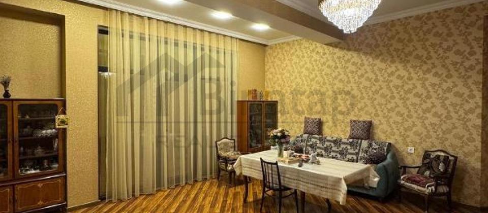 Nesimi bazarinin yani, 28 May ve Genclik m/s yaxin 3 otaqli menzil satilir/125 kv.m. - 2