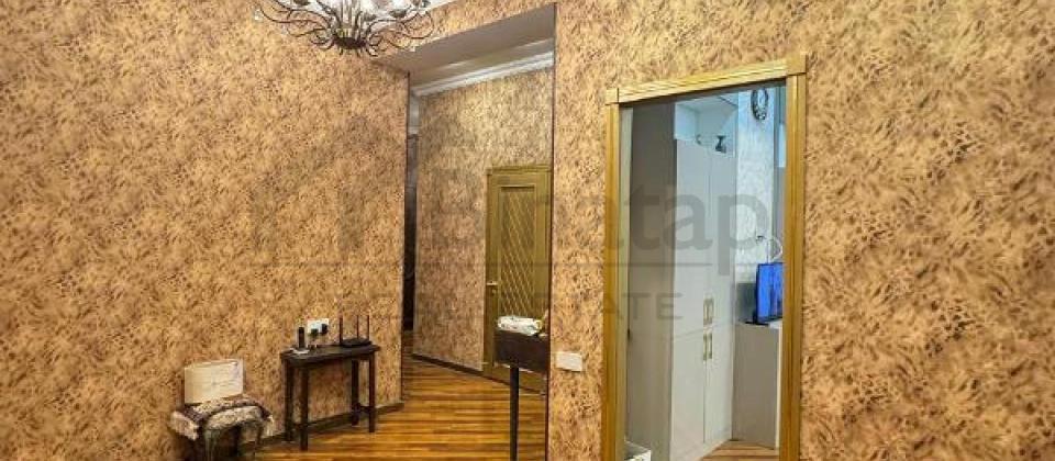 Nesimi bazarinin yani, 28 May ve Genclik m/s yaxin 3 otaqli menzil satilir/125 kv.m. - 10