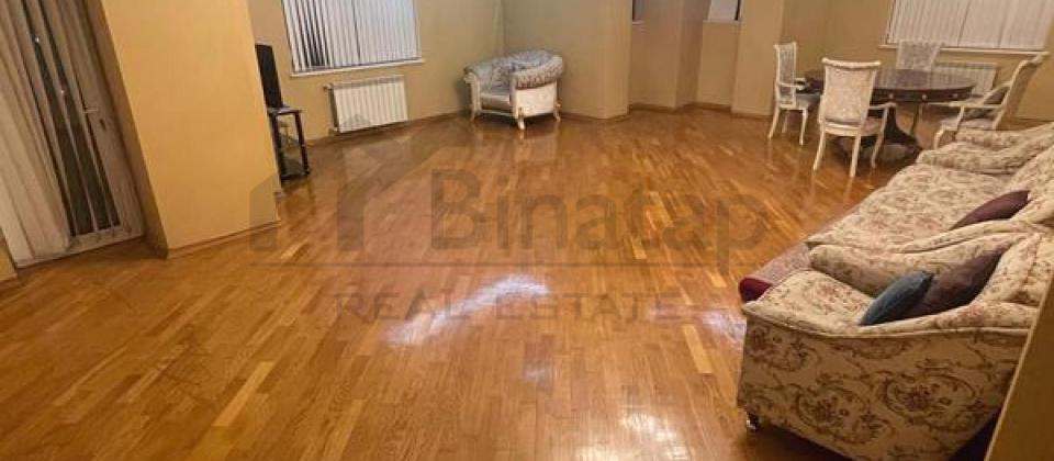 Reshid Behbudov kuchesi, Xarici Diller Universitetinin yaninda 3 otaqli menzil satilir/160 kv.m. - 2