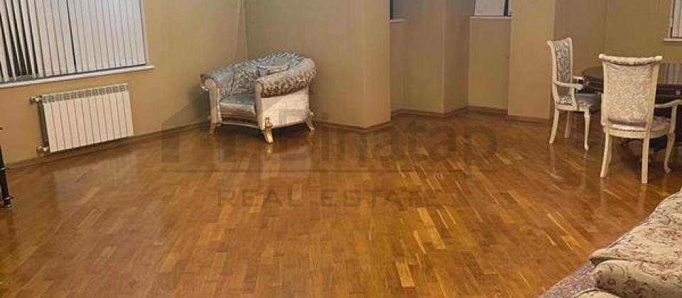 Reshid Behbudov kuchesi, Xarici Diller Universitetinin yaninda 3 otaqli menzil satilir/160 kv.m.