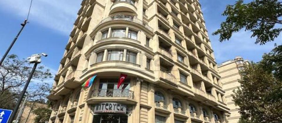 Nizami m/s yaninda 3 otaqli menzil satilir/135 kv.m.