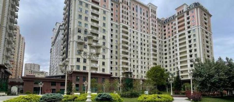 Renessans Palace'da 3 otaqli menzil satilir/136 kv.m., Elmler Akademiyasi m/s yaxindir