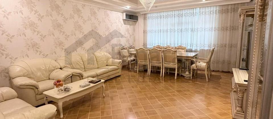 Huseyn Cavid prospekti, Elmler Akademiyasi m/s yaxin 4 otaqli menzil satilir/147 kv.m.