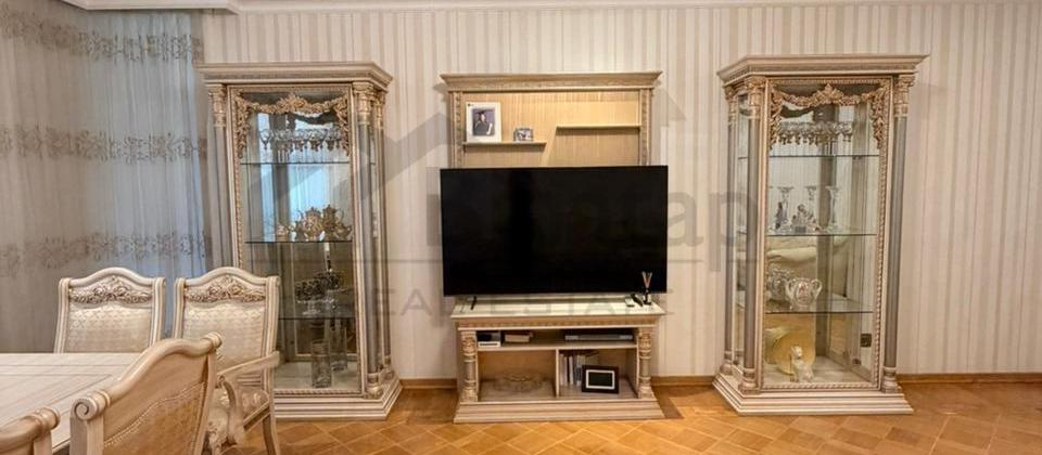 Huseyn Cavid prospekti, Elmler Akademiyasi m/s yaxin 4 otaqli menzil satilir/147 kv.m. - 2