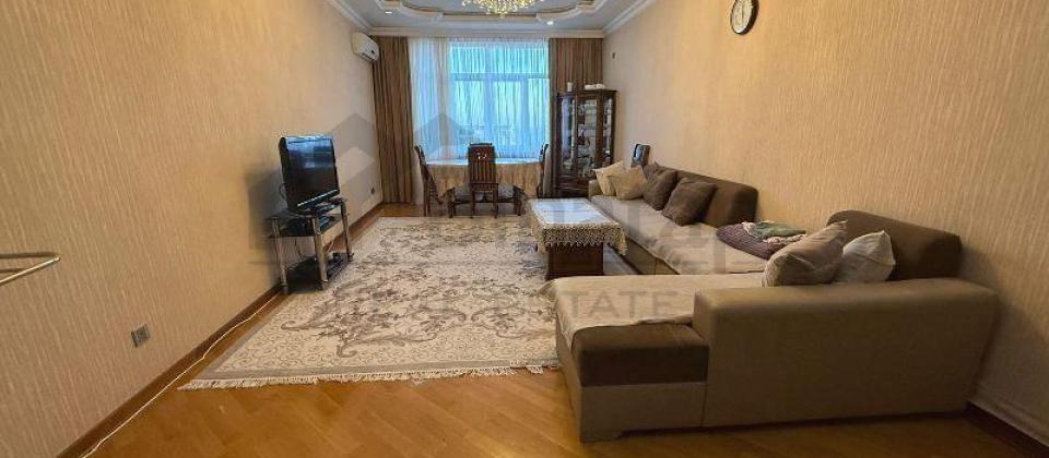 Dede Qorqud parki, Zoopark ve 28 May m/s yaxin 4 otaqli menzil satilir/145 kv.m.