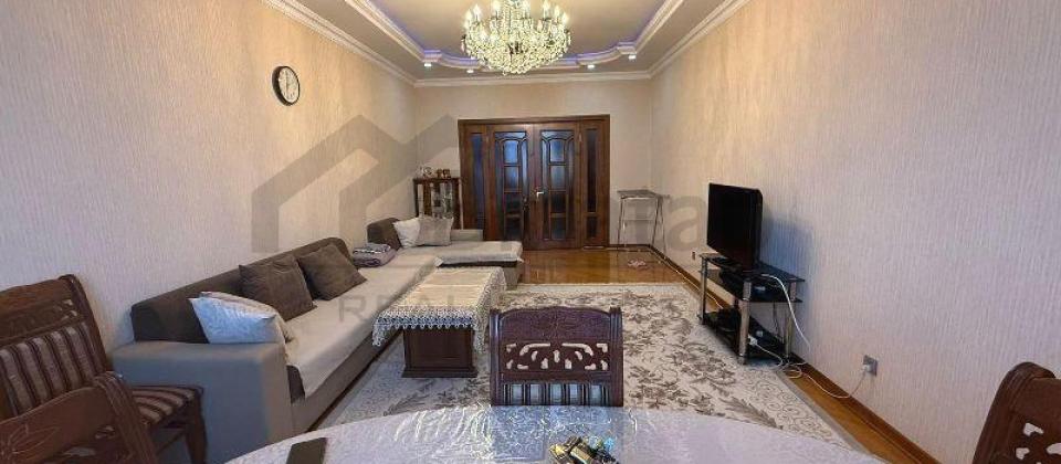 Dede Qorqud parki, Zoopark ve 28 May m/s yaxin 4 otaqli menzil satilir/145 kv.m. - 2