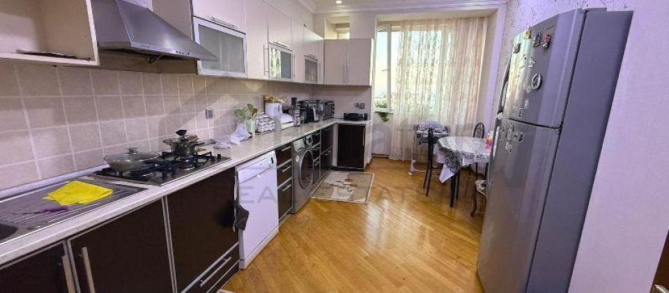 Dede Qorqud parki, Zoopark ve 28 May m/s yaxin 4 otaqli menzil satilir/145 kv.m. - 10