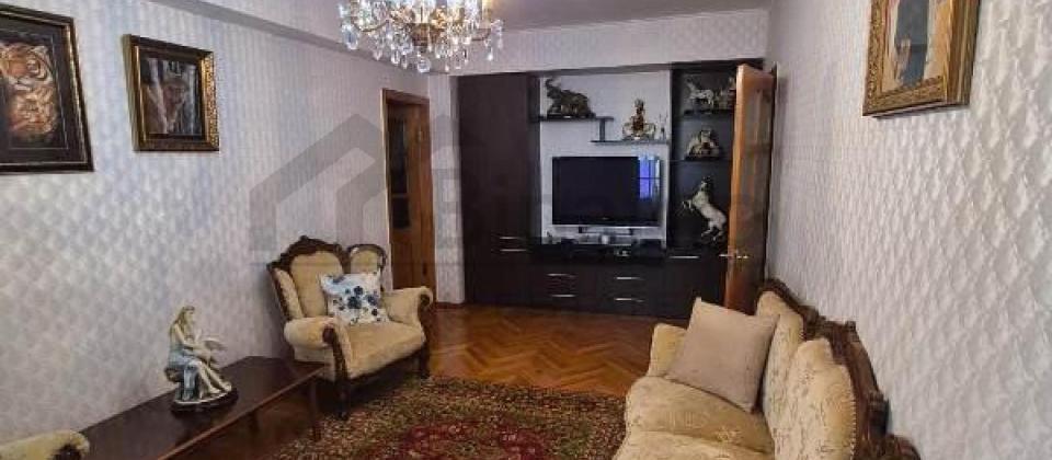 Metbuat prospekti, BDU ve Elmler Akademiyasi m/s yaxin 4 otaqli menzil satilir/117 kv.m. - 2