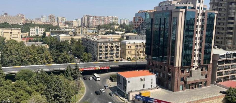 Caspian Plazanin yani, İzmir park ve Nizami m/s yaxin 3 otaqli menzil satilir/101 kv.m.