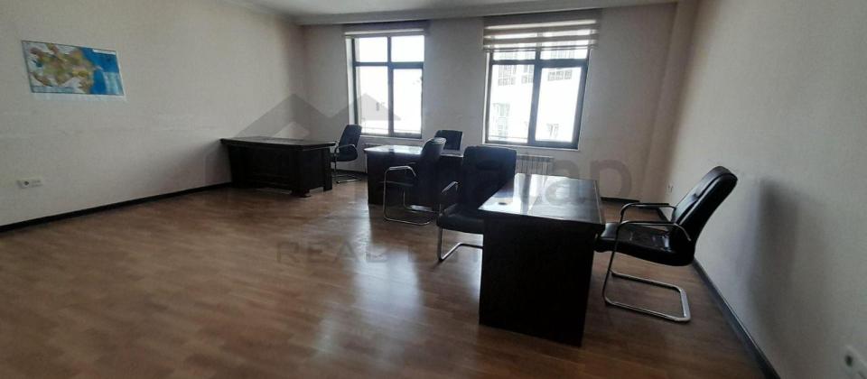 Əhməd Rəcəblidə plazada ofislərin icarəsi 14 otaq 700kv - 2