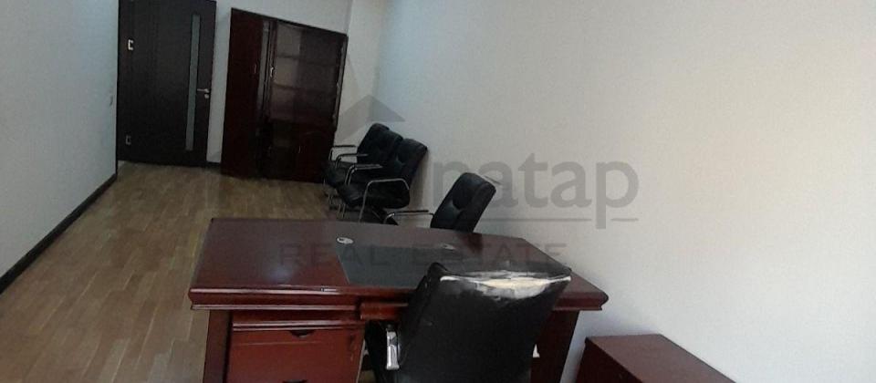 Əhməd Rəcəblidə plazada ofislərin icarəsi 14 otaq 700kv - 14