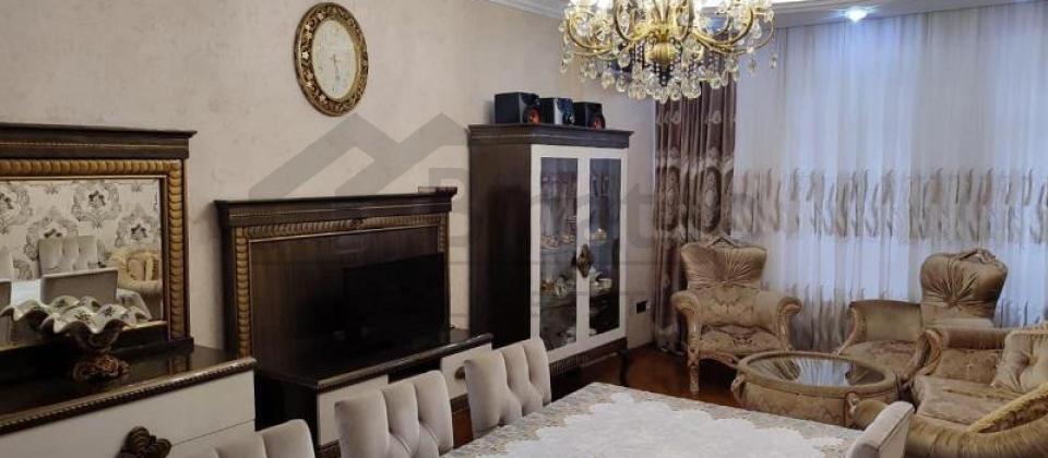 Tbilisi prospekti, İst Petrolun yaninda 3 otaqli menzil satilir/125 kv.m. - 2