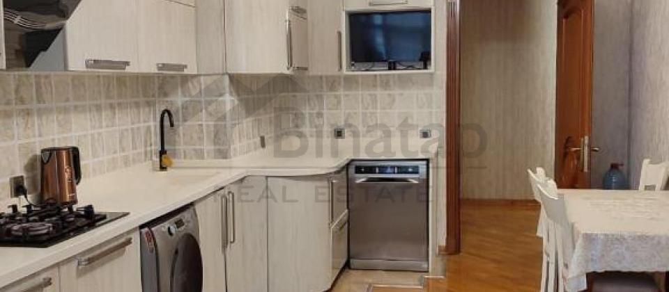 Tbilisi prospekti, İst Petrolun yaninda 3 otaqli menzil satilir/125 kv.m. - 9