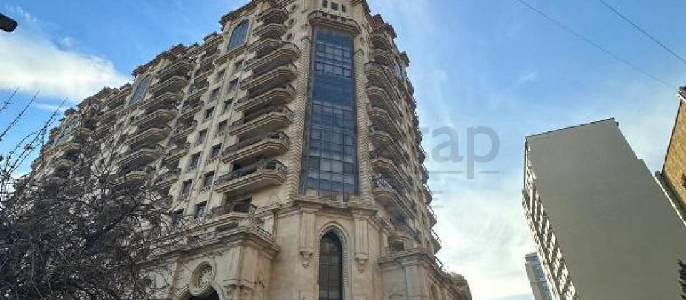 Qish parki ve Heyder Eliyev sarayinin yaninda 4 otaqli menzil satilir/230 kv.m. - 2