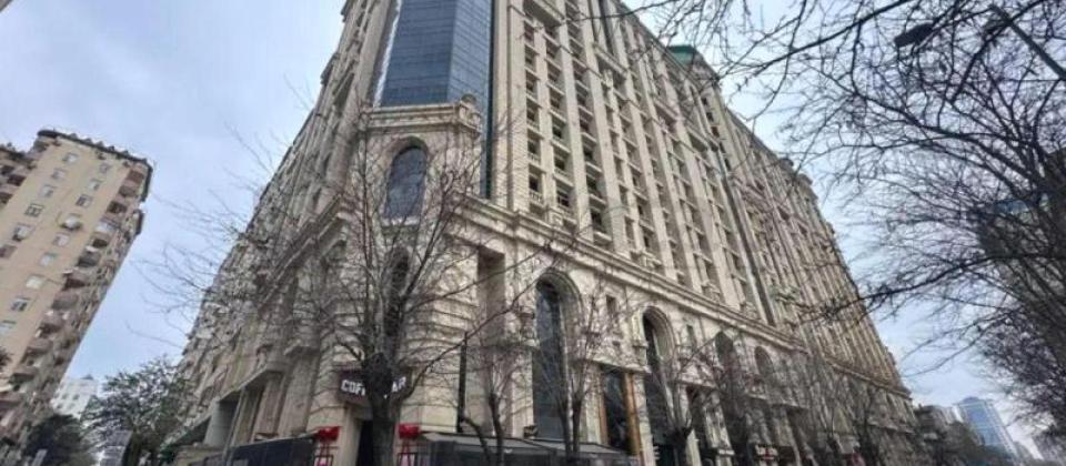 Qish parki ve Heyder Eliyev sarayinin yaninda 4 otaqli menzil satilir/230 kv.m.