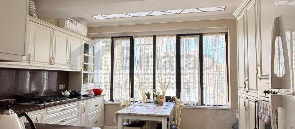 Azadliq prospekti, 28 May m/s yaninda 3 otaqli menzil satilir/160 kv.m.