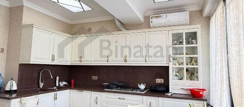 Azadliq prospekti, 28 May m/s yaninda 3 otaqli menzil satilir/160 kv.m. - 2