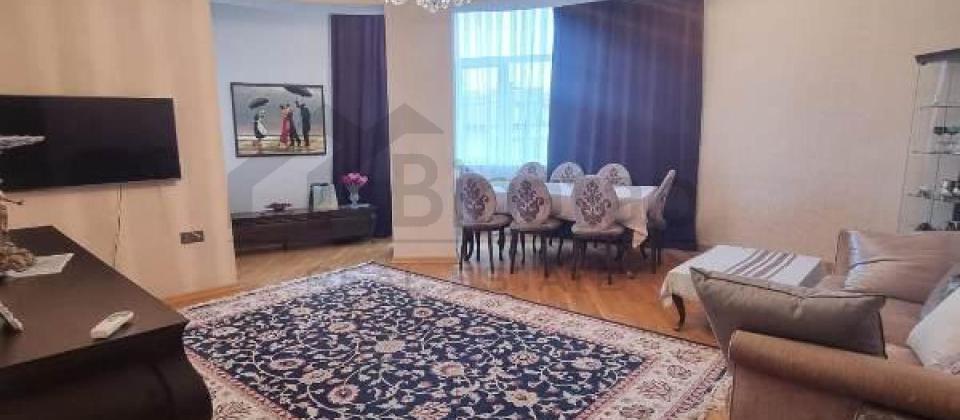 Merkezi parkin yani, Nizami m/s yaxin 3 otaqli menzil satilir/130 kv.m.