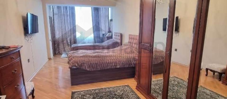 Merkezi parkin yani, Nizami m/s yaxin 3 otaqli menzil satilir/130 kv.m. - 2