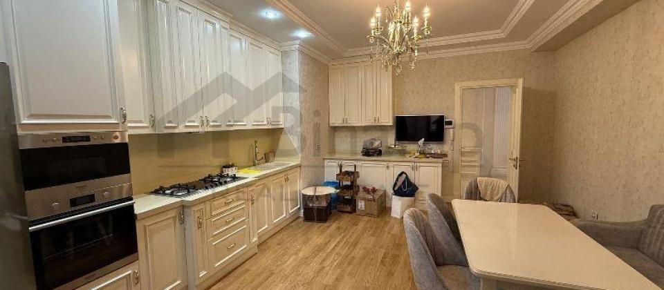 Port Baku ve 28 May m/s 5 deqiqelik mesafede 4 otaqli menzil satilir/185 kv.m. - 9