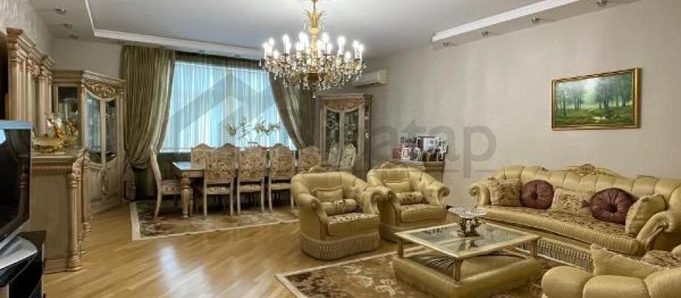 Koala, Koroglu ve Dede Qorqud parklarinin yaninda 4 otaqli menzil satilir/210 kv.m.