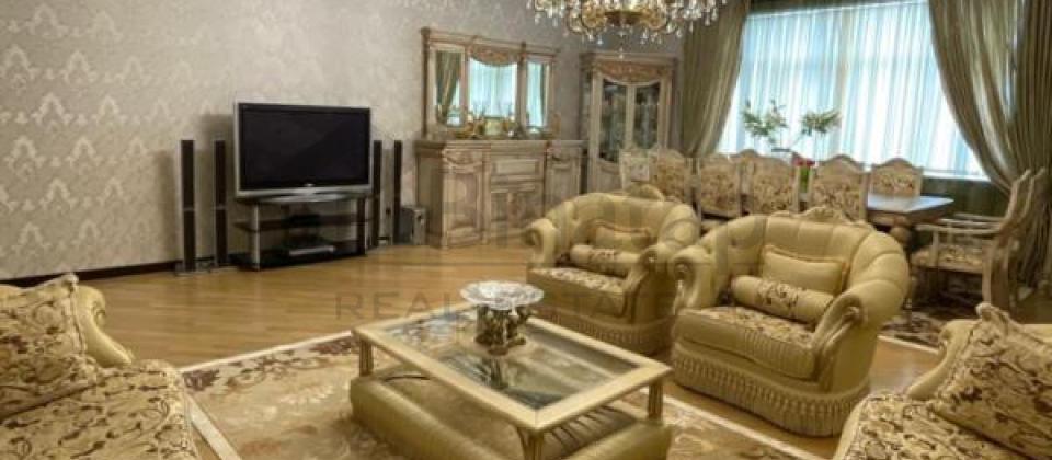 Koala, Koroglu ve Dede Qorqud parklarinin yaninda 4 otaqli menzil satilir/210 kv.m. - 2