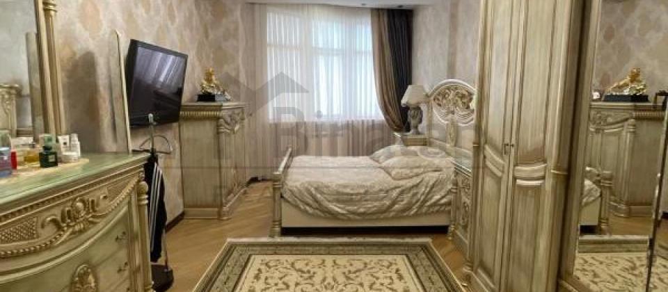 Koala, Koroglu ve Dede Qorqud parklarinin yaninda 4 otaqli menzil satilir/210 kv.m. - 4