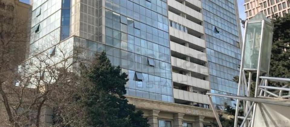 Merkez..! Hokumet Evinin yaninda 3 otaqli menzil satilir/122 kv.m.